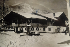 Dorfbrunna-in-Ruapading-Winta-1944-aus-dem-Milchladen-wurde-spaeter-eine-Apotheke