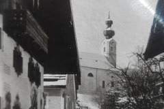 Ruapading-Kirchgassn-Winter-1944.-Linkahand-as-Radhaus-des-oide-Schuihaus-und-Sankt-Georg-om-machdig-dronend-aufm-Kiachbeag