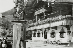 Ruhpolding-Bauernhaus-mit-Trogbrunnen-1938-heute-Ruhpoldinger-Hof