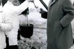 Ruhpolding-Helmut-Schoen-im-3.-Maerz-1974-mit-Mannschaftskoch-Hans-Damker