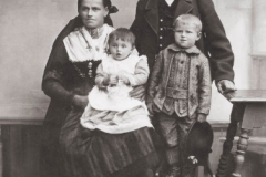 Ruhpolding-Matthaeus-Seehuber-mit-Familie-erster-Stromerzeuger-ab-1895