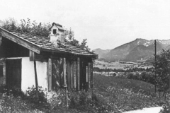 Ruhpolding-Totenbretter-an-einer-Huette-1920-1939-b