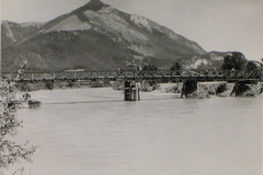 Die-Holzbruecke-zerstoerte-das-50er-Hochwasser-die-Englische-Koenigin-Elisabeth-stiftete-diese-Eisenbruecke-von-den-Englischen-Pionieren