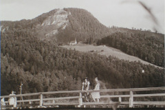 Die-Holzbruecke-zerstoerte-das-50er-Hochwasser-die-Englische-Koenigin-Elisabeth-stiftete-diese-Eisenbruecke-von-den-Englischen-Pionieren2