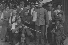 Mettenham-Gasthaus-Birner-Standbild-mit-Gemeindediener-1913-Montag-nach-Waldfest-am-Buergl