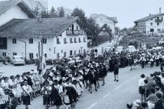 Das-muesste-der-Festzug-von-einem-Trachtenfest-der-Seebrucker-Trachtler-sein-um-1950