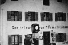 Seebruck-1932-Gasthof-zur-Post-mit-ESSO-Tankstelle