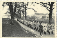 Reichsarbeitsdienst-Gruppe-in-Seeon-Im-Hintergrund-Kirche-St.-Walburg