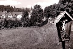 Hammer-bei-Siegsdorf-mit-Wegkreuz-beim-alten-Schulhaus-60er