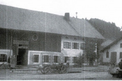 Heutau-um-1890-alte-Glasplattenaufnahme-hier-die-heutige-Nr.-19-vor-dem-Umbau-1913-rechts-die-Saege