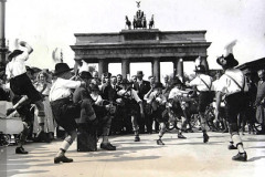 Siegsdorfer-Schuhplattlerjugend-1935-am-Brandenburger-Tor-in-Berlin-Promotiontour-anlaesslich-der-Olympischen-Spiele-1936
