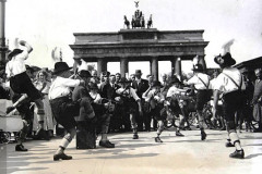 Siegsdorfer-Schuhplattlerjugend-1935-am-Brandenburger-Tor-in-Berlin-Promotiontour-anlaesslich-der-Olympischen-Spiele-1936