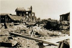 Bahnhofsplatz in Traunstein nach den Bombenangriff 1945