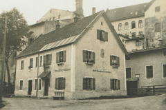 In der Mühlenstraße in Traunstein am Bernhardhaus, ehem. Schreinerei Bernhard. Geburtshaus des Künstlers Hans Prähofer, im ersten Kapitel seines Buches "Die Drachenschaukel" erzählt er von diesem Haus und das Leben darin.