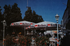 Außenbereich vom Eiscafe Cortina am Stadtplatz in den 1980ern