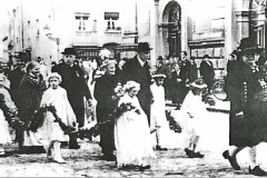 Goldene Hochzeit von Hans Eglseer und Maria geborene Höpflinger im Jahr 1936, Umzug über den Traunsteiner Stadtplatz. Vorne weg geht ein Traunsteiner Original dessen Portrait im Heimathaus hängt. Der „Kräuter Bischof“ (Hochzeitslader), hieß Bischof Johann (1875-1957).