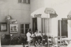 Der-1.-Biergarten-vom-Gasthaus-Schroll-Thannreit.-Ca.-Um-1955