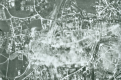 Diese Luftaufnahme zeigt die Schäden nach der Bombardierung Traunsteins am 18. April 1945.