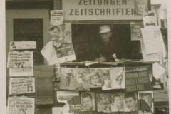 Ein Schmankerl: Mal was vom Zeitungs-Robert den doch einige noch gekannt haben "ein Traunsteiner Original" Robert erzählte immer voller Freude und Stolz: „Sogar im Fernsehen bin ich einmal gewesen.“ Das war im Jahr 1964, als für die Sendung „Samstagnachmittag zu Hause“ der Film „Kleinstadt-Geschichten“ in Traunstein gedreht wurde. Damals bauen die Fernsehleute extra einen kleinen Zeitungskiosk auf. Über seine Tagesgage von 50 Mark freute er sich Zeit seines Lebens.