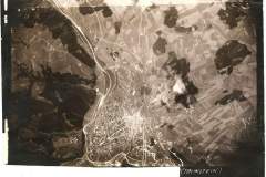 Schreckliche Momentaufnahme der Bombardierung des Umspannwerks in Traunstein am 25. April 1945. Aufgenommen von der 467. Bombergruppe bei ihrem letzten Einsatz über Deutschland.