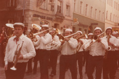 Faschingszug 1975 übern Stadtplatz Traunstein - im Hintergrund zu erkennen, der Wienerwald