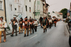 Festzug zieht durch die Scheibenstraße in Traunstein, 1995 - Salz Macht Geschichte, Bayerische Landesausstellung 1995 in Bad Reichenhall, Traunstein, Rosenheim