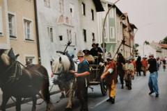 Festzug zieht durch die Scheibenstraße in Traunstein, 1995 - Salz Macht Geschichte, Bayerische Landesausstellung 1995 in Bad Reichenhall, Traunstein, Rosenheim