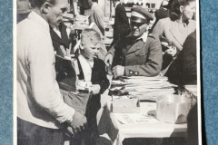 Jahrmarkt Traunstein 24-25.04.1949; links im Bild der Zeitungs - Robert