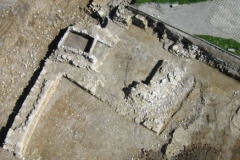 Traunstein-2006-beim-Abriss-des-Stadtbauamts-in-der-mittleren-Hofgasse-Reste-einer-hochmittelalterlichen-Burganlage-gefunden