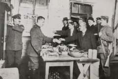 Traunstein-Kriegsgefangenenlager-Gefangene-beim-Einkaufen-mit-dem-Lagergeld