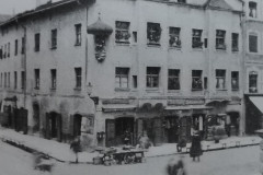 Traunstein-Marktstand-am-Eingang-zur-Schaumburgerstrasse-ca.-1900