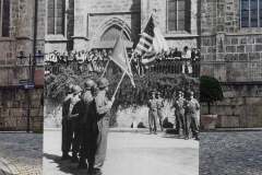 Einmarsch-der-US-Truppen-in-Trostberg-05.-Mai-1945-Flaggenparade-b