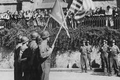 Einmarsch-der-US-Truppen-in-Trostberg-05.-Mai-1945-Flaggenparade