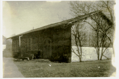 Trostberg-Deinting-Bundwerkstadel-beim-Ostermaier-Fam.-Empel-1935