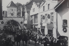 Trostberg-Historischer-Festzug-anlaesslich-der-Trostberger-700-Jahr-Feier-im-Herbst-1933-b