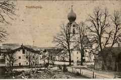 1918Aufgenommen-wurde-das-Bild-an-der-Einmuendung-der-Pattenhamer-Strasse-von-Hassmoning-kommend.-An-Stelle-des-Holzgebaeudes-rechts-steht-heute-das-Gebaeude-der-Raiffeisenbank