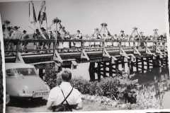 Truchtlaching-Festzug-ueber-die-Alzbruecke-zum-60-jaehrigen-Gruendungsfest-DAlztaler-Juli-1961