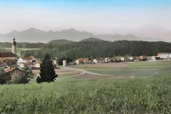 Ansicht-auf-Vachendorf-mit-Bergpanorama