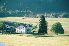 Wer-heut-von-Axdorf-nach-Vachendorf-runterfaehrt-der-wird-an-der-Stelle-jetzt-viele-Haeuser-in-verschiedenen-Farben-entdecken-koennen