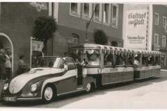 Die-Touristen-Attraktion-in-den-spaeten-60ern.-Der-Scharnow-Express-Bahnhof-Marktplatz-Strandkurhaus-Retour