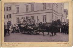Waging-Fasching-19068Artisten-und-Gewichtheber-vor-dem-heutigen-Rathaus